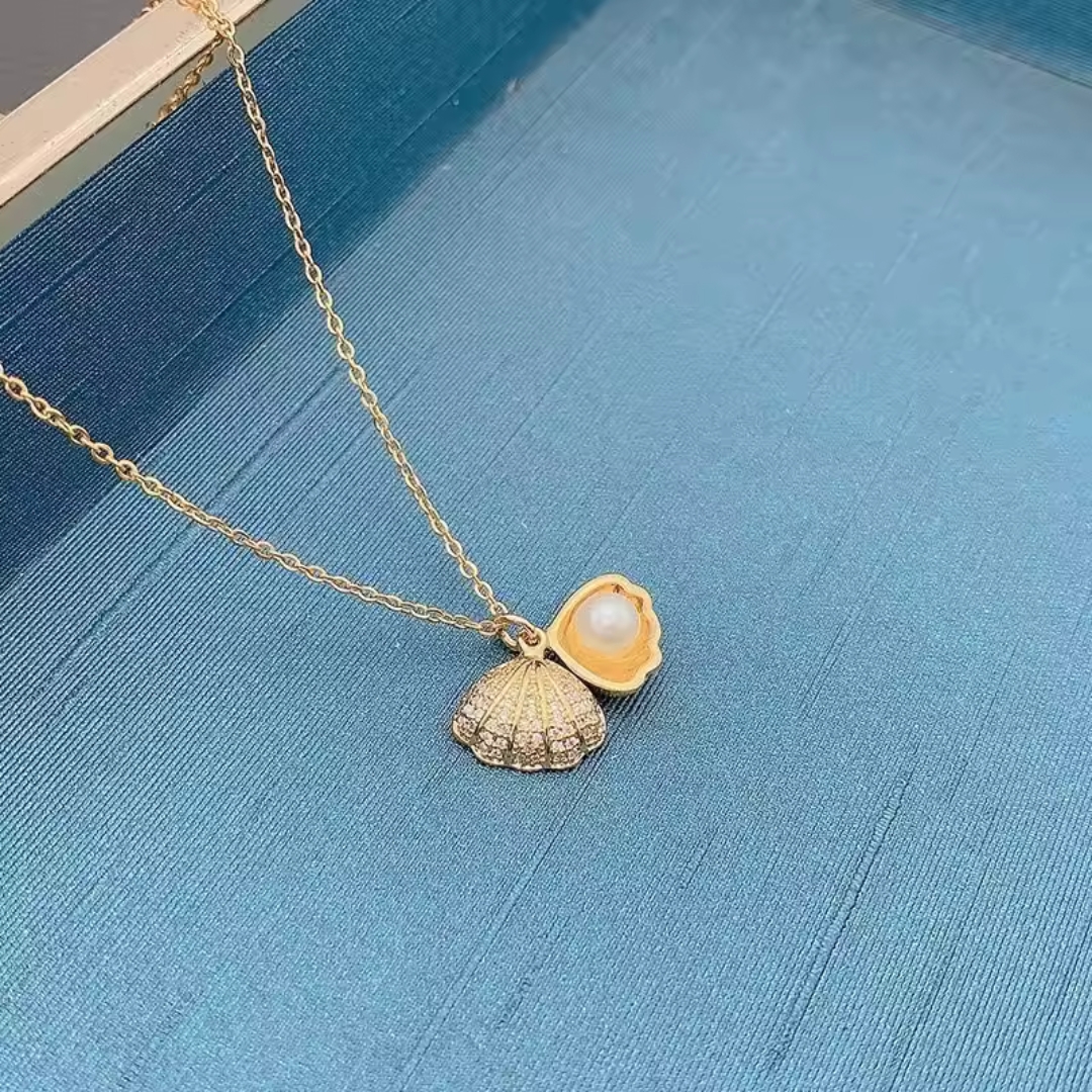Gold-Plated Shell Pendant Necklace with Pearl.