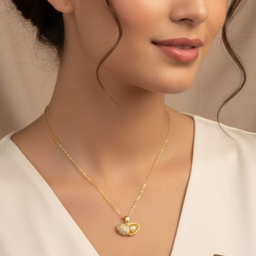 186Gold-Plated Shell Pendant Necklace with Pearl.