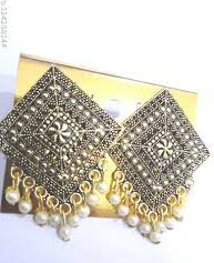 Small jhumki earrings.