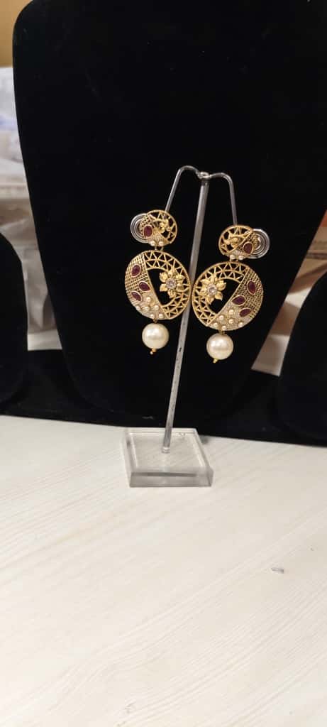 Chandbali, Jhumka, or Kundan earrings. - Image 5