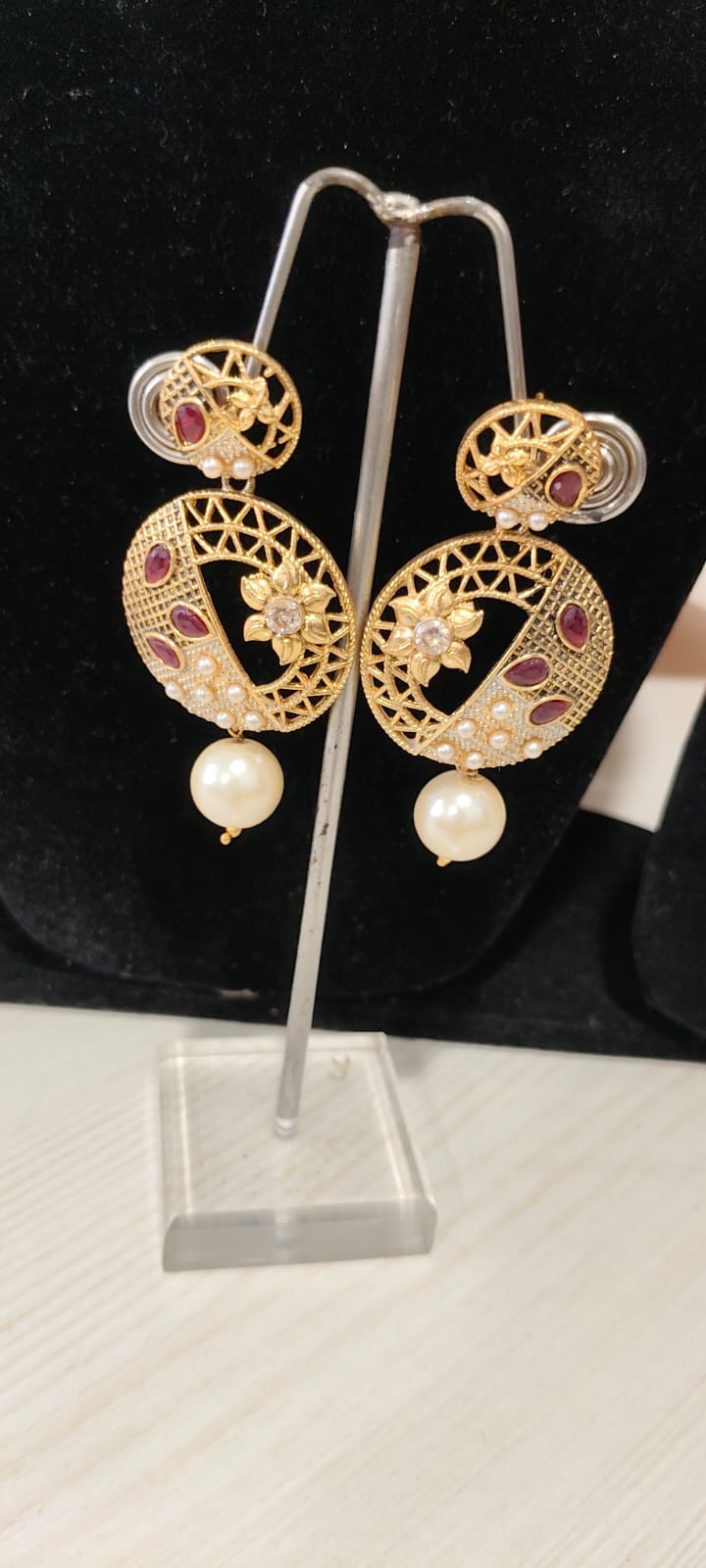 Chandbali, Jhumka, or Kundan earrings. - Image 4