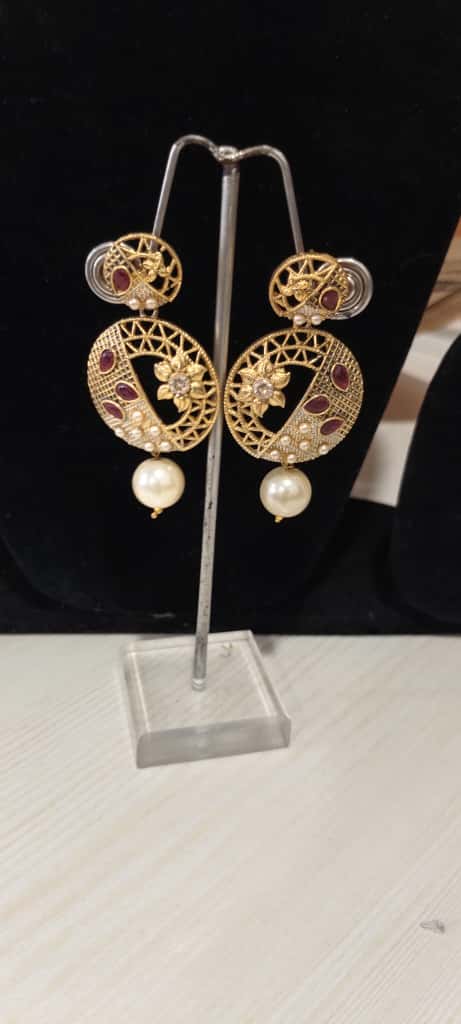 Chandbali, Jhumka, or Kundan earrings. - Image 3