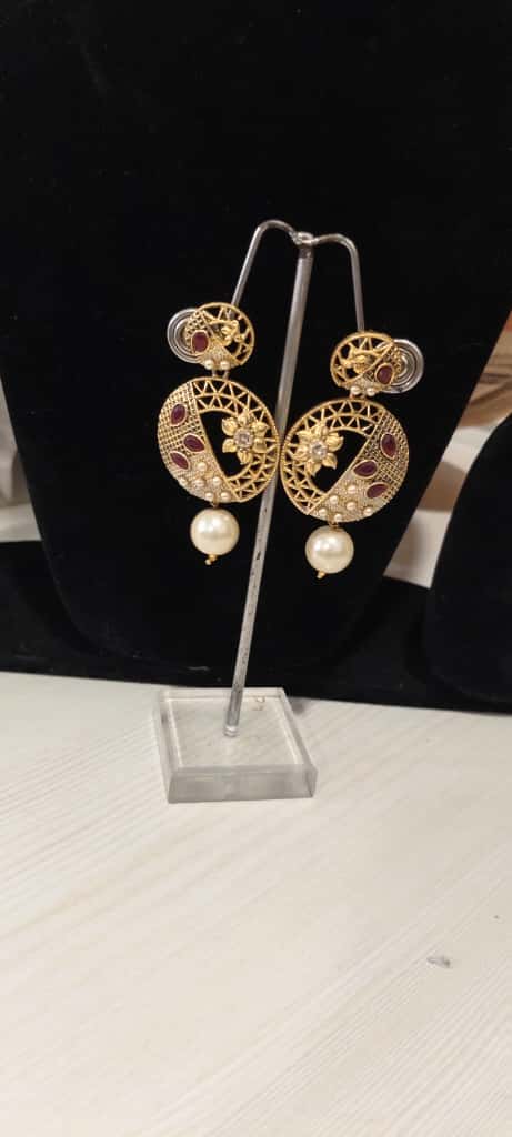 Chandbali, Jhumka, or Kundan earrings. - Image 2