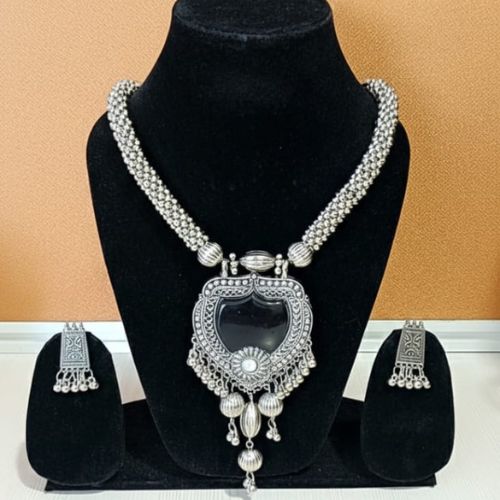 547 oxidised silver-plated necklace and earring set. - Image 4